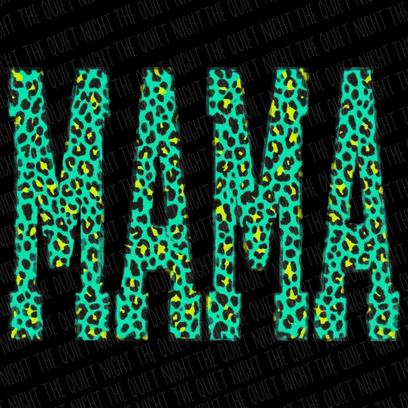 K&ouml;nnte beinhalten: Das Wort MAMA ist in gro&szlig;en Blockbuchstaben mit einem lebendigen Leopardenmuster in T&uuml;rkis und Limettengr&uuml;n geschrieben. Der Hintergrund ist schwarz und zeigt den wiederholten Text THE QUIET NIGHT in einer dezenten dunkelgrauen Schrift.