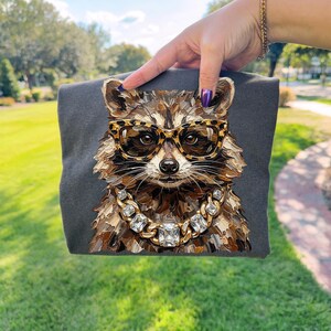 Glam Tvättbjörn PNG | Vardagsdesigner | Boujee Png | Leopardmönster Png | Opossumdesign | Preppy Vild Flicka Png | Söt Tvättbjörn | Skräppanda bild 7