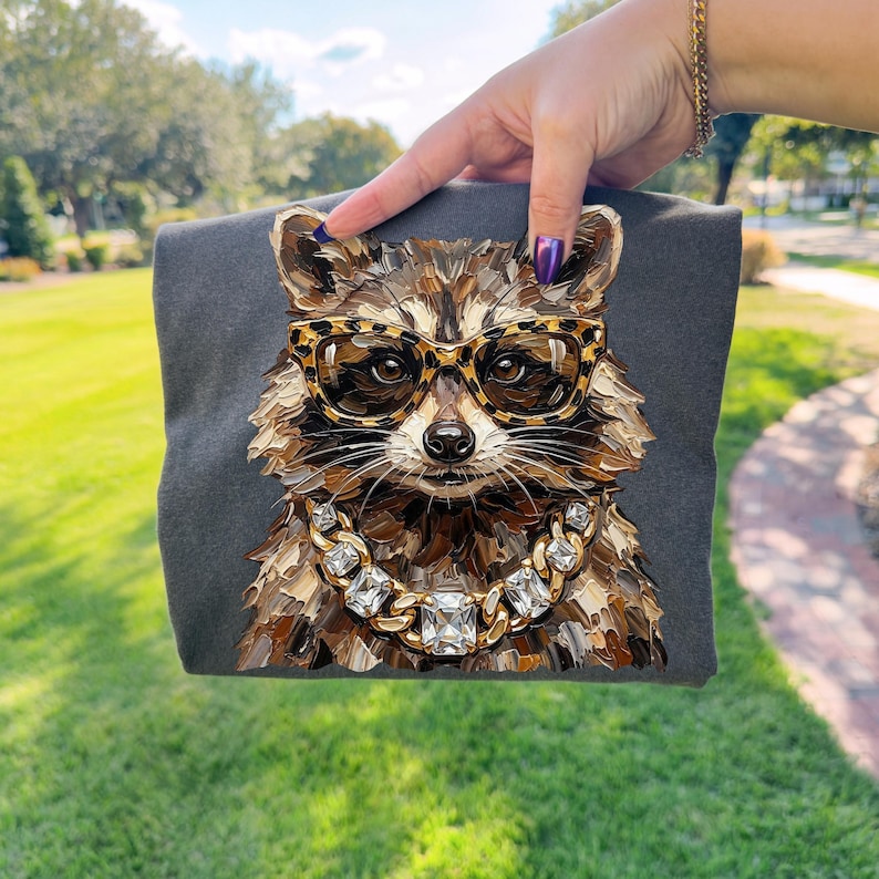 Glam Tvättbjörn PNG | Vardagsdesigner | Boujee Png | Leopardmönster Png | Opossumdesign | Preppy Vild Flicka Png | Söt Tvättbjörn | Skräppanda bild 7