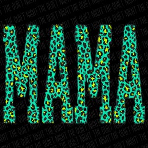 K&ouml;nnte beinhalten: Das Wort MAMA ist in gro&szlig;en Blockbuchstaben mit einem leuchtend t&uuml;rkisfarbenen und lindgr&uuml;nen Leopardenmuster geschrieben. Der Hintergrund ist schwarz und zeigt den wiederholten Text THE QUIET NIGHT in einer dezenten dunkelgrauen Schrift.