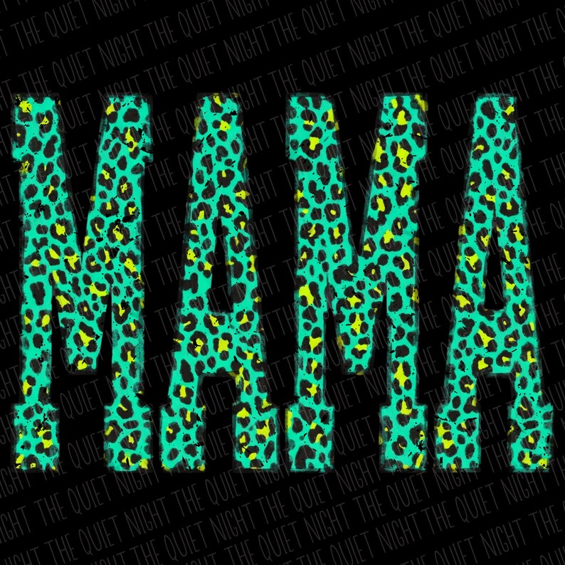 K&ouml;nnte beinhalten: Das Wort MAMA ist in gro&szlig;en Blockbuchstaben mit einem leuchtend t&uuml;rkisfarbenen und lindgr&uuml;nen Leopardenmuster geschrieben. Der Hintergrund ist schwarz und zeigt den wiederholten Text THE QUIET NIGHT in einer dezenten dunkelgrauen Schrift.