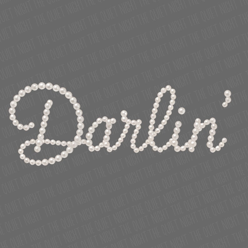 Pu&ograve; includere: La parola "Darlin'" &egrave; scritta con perle bianche su sfondo grigio. Il carattere corsivo &egrave; elegante e le perle sono disposte vicine per formare le lettere. Lo sfondo presenta un motivo sottile delle parole "THE QUIET NIGHT".
