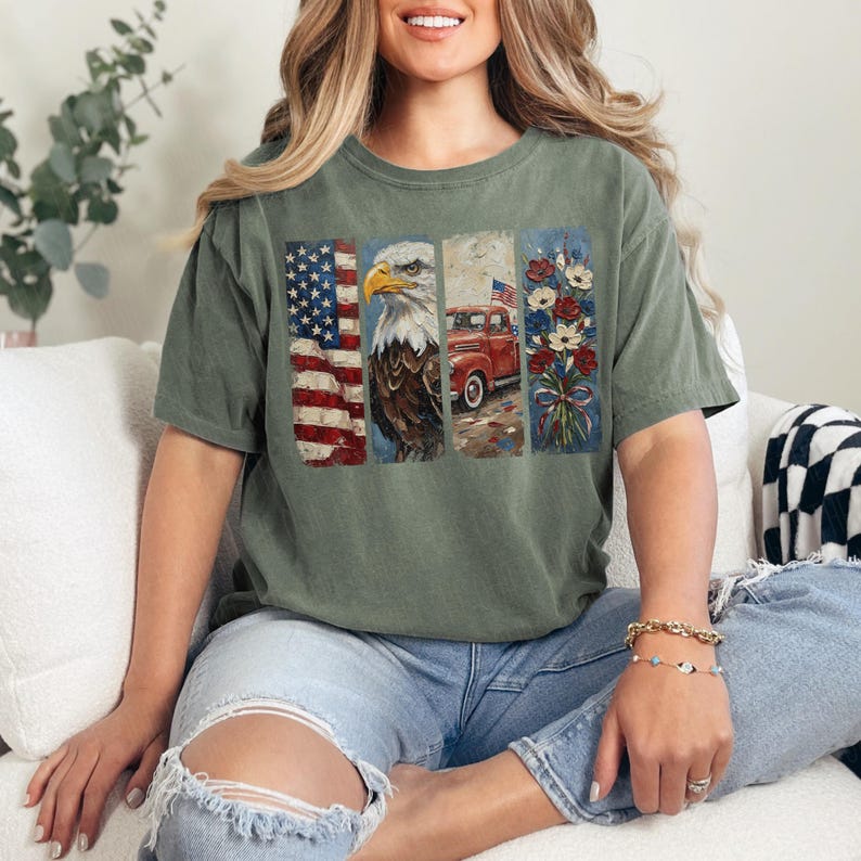 Puede incluir: Camiseta verde oliva con un dise&ntilde;o patri&oacute;tico. El dise&ntilde;o incluye la bandera estadounidense, un &aacute;guila calva, una camioneta roja con una bandera y un ramo de flores. La camiseta la lleva una persona.