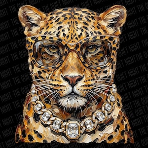 Puede incluir: Una pintura detallada de un leopardo con gafas con montura dorada y un collar con diamantes. El pelaje del leopardo es una mezcla de manchas marrones y beige. El fondo es negro con las palabras "NIGHT THE QUIET" repetidas.