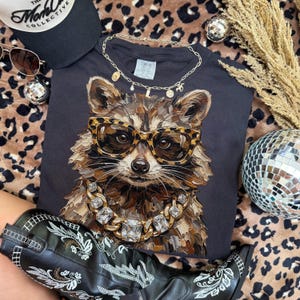 Glam Tvättbjörn PNG | Vardagsdesigner | Boujee Png | Leopardmönster Png | Opossumdesign | Preppy Vild Flicka Png | Söt Tvättbjörn | Skräppanda bild 2