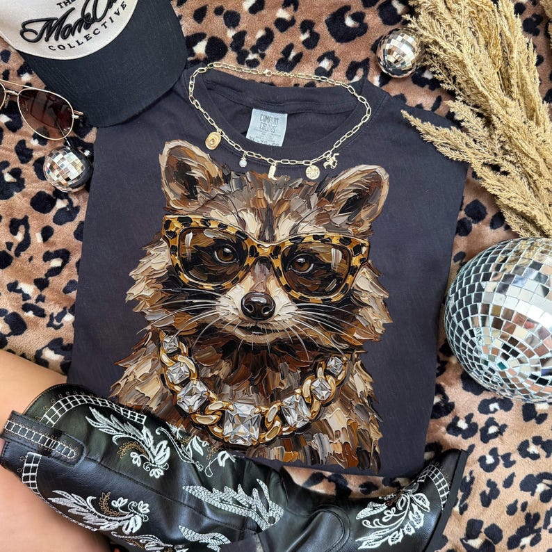 Glam Tvättbjörn PNG | Vardagsdesigner | Boujee Png | Leopardmönster Png | Opossumdesign | Preppy Vild Flicka Png | Söt Tvättbjörn | Skräppanda bild 2