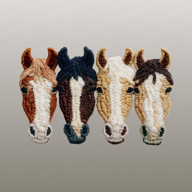 Peut inclure: Quatre &eacute;cussons brod&eacute;s en forme de t&ecirc;te de cheval de diff&eacute;rentes couleurs : beige, bleu fonc&eacute;, marron et beige clair. Chaque &eacute;cusson pr&eacute;sente des coutures d&eacute;taill&eacute;es, avec des accents blancs et marrons, et un fond neutre.