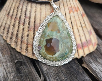 Collar con colgante de plata de ley de jaspe de la selva tropical y turmalina