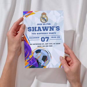 Könnte beinhalten: Einladung zum Geburtstag mit Fußball-Thema. Die Einladung zeigt "Shawns 7. Geburtstagsparty" mit dem Datum 07. Dezember und der Uhrzeit 18:00 Uhr. Das Design beinhaltet einen Fußball und das Real Madrid Logo.
