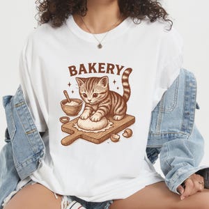 Leuk kitten bakkerij T-shirt, We Knead Em You Knead Em Shirt, T-shirt katteneigenaar, shirt schattige kat bakken, humoristische bakkerijkat, cadeau-idee kattenliefhebber