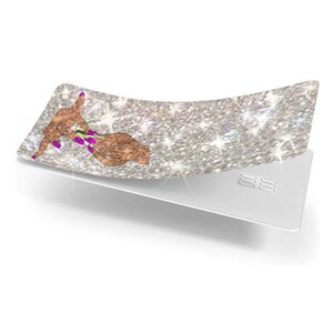 Może przedstawiać: Srebrna, brokatowa tacka do zwijania z ilustracją dłoni z fioletowymi paznokciami. Taca jest zakrzywiona i ma białą podstawę z trzema wytłoczonymi liniami.