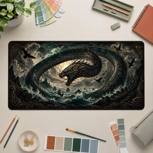 Könnte beinhalten: Eine rechteckige Schreibtischunterlage mit einer dunklen, detaillierten Illustration einer gewundenen Seeschlange mit komplexen Knotenmustern. Das Wesen taucht aus turbulenten Meereswellen unter einem stürmischen Himmel mit Blitzen auf.