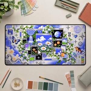 Puede incluir: Una alfombrilla de escritorio rectangular con un collage digital de estilo Y2K que muestra ventanas de pixel art, margaritas flotantes, una cascada, planetas, una mariposa y un pez koi sobre un cielo azul con nubes e iconos informáticos.