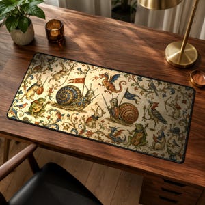 Peut inclure: Un tapis de bureau rectangulaire orné d'une illustration de style médiéval représentant des escargots en armure, des lapins tenant des instruments de musique et des armes, un dragon et des oiseaux sur un fond crème à motifs floraux.