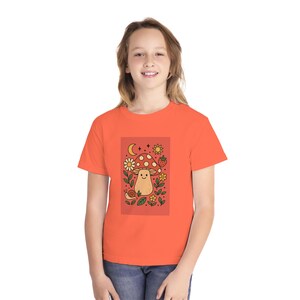 Camiseta juvenil de peso medio con un bonito diseño de hongo. Divertida camiseta gráfica para niños. Ropa de verano. Regalos para amantes de la naturaleza.