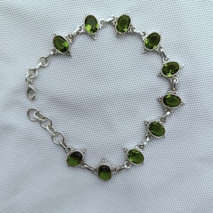 Pulsera de peridoto en plata de ley: joyería artesanal con la piedra de nacimiento de agosto