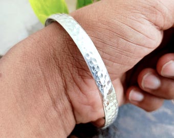 Gehamerde sterlingzilveren armband, handgemaakte unisex-armband voor heren en dames, minimalistische rustieke manchetzilveren sieraden, modern cadeau voor dagelijks gebruik