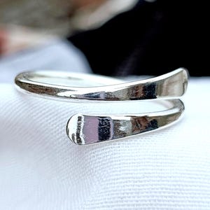 Anello aperto regolabile in argento sterling 92,5, fascia avvolgente minimalista, anello delicato in argento, anelli per il pollice per donna, anello avvolgente, anello sottile, anello semplice