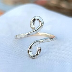 Anello a spirale regolabile in argento sterling 925 fatto a mano / Anello con design a spirale aperto / Gioielli in argento minimalista boho per donne e uomini