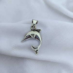 Colgante de delfín en plata de ley: delicado collar con dije de animal marino