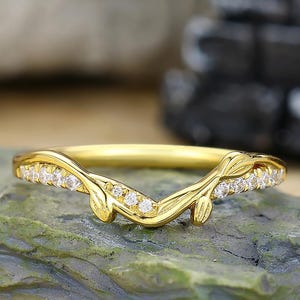 Natürliche inspirierte einzigartige Hochzeit Band Moissanite Blatt Zweig Band geschwungene passende Band Vintage Rebe Band Gelbgold Zweig Band
