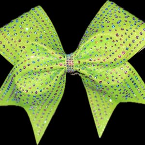 Op de afbeelding: Een felgroene cheerleading-strik met iriserende strass-steentjes. De strik is gemaakt van glinsterend materiaal en heeft een met strass-steentjes bezet midden. Een levendig accessoire voor cheerleading of dans.