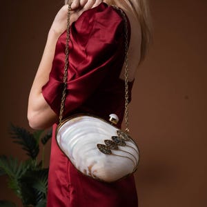 Luxe MOP Shell Clutch Bag – Handmade White Mother of Pearl Evening Bag with Golden Chain | Bridal Purse | Statement Shell Bag