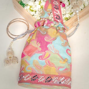 Bolso Potli de seda artesanal: bolso bordado con cordón para bodas y fiestas / Monedero étnico multicolor con borlas de cuentas