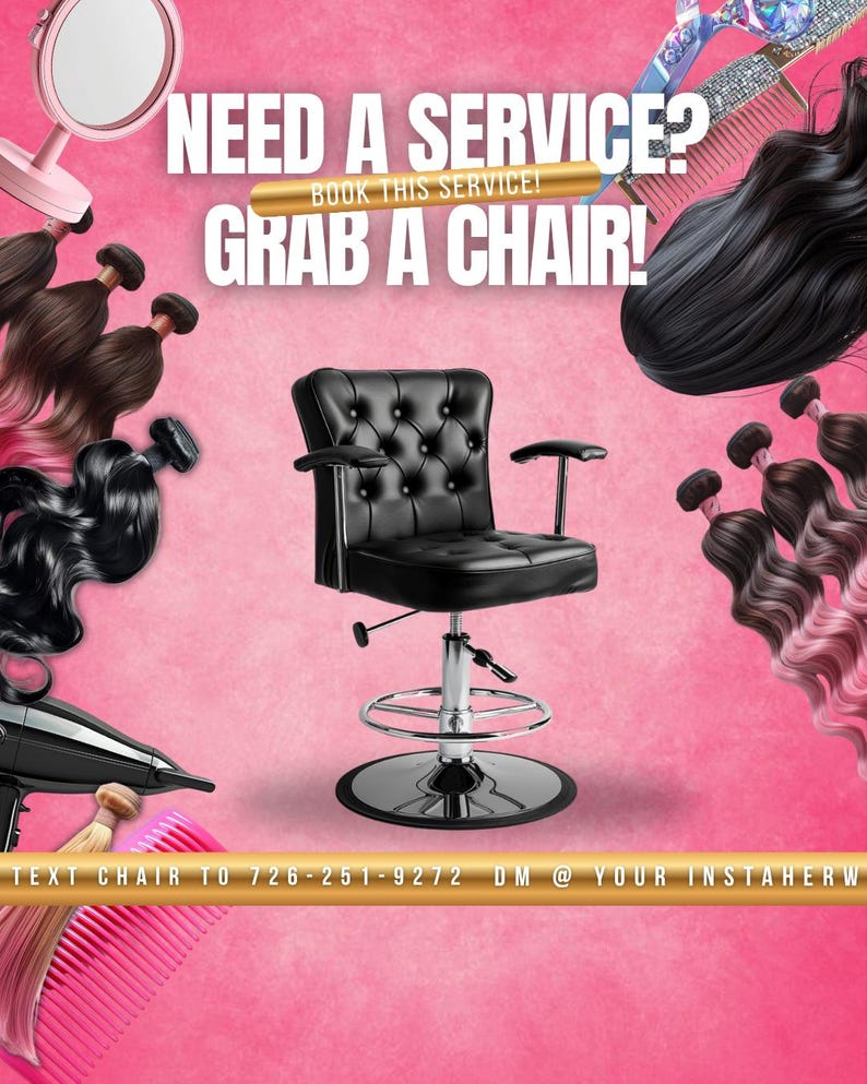 Peut inclure: Un fauteuil de salon noir avec un dossier capitonn&eacute; et des accoudoirs est au centre de l'image. Le texte "NEED A SERVICE? GRAB A CHAIR!" est affich&eacute; en blanc. Des extensions de cheveux, un miroir et un s&egrave;che-cheveux sont &eacute;galement visibles.