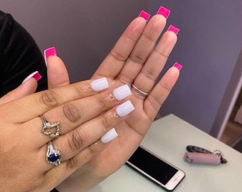 Ongles à presser blancs et roses ombrés : ensemble d'ongles courts carrés chics