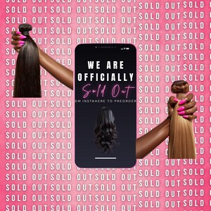 Peut inclure: Fond rose avec le texte "SOLD OUT" r&eacute;p&eacute;t&eacute;. L'image pr&eacute;sente deux paquets d'extensions de cheveux, un brun fonc&eacute; et un blond, tenus par des mains avec du vernis &agrave; ongles rose. Un t&eacute;l&eacute;phone affiche "WE ARE OFFICIALLY Sold Out".