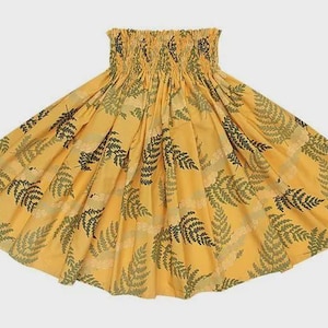 Op de afbeelding: Een gele rok met een varenbladpatroon. De rok heeft een gerimpelde tailleband en een uitlopend silhouet. De varenbladeren zijn in groen- en zwarttinten, wat een natuurlijk, botanisch ontwerp creëert. De rok is gemaakt van een lichte stof.