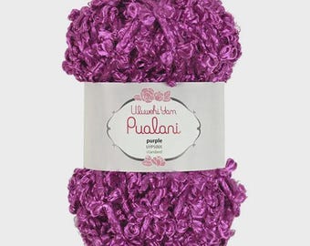 Può includere: Un gomitolo di filato Uluruhi Yam Pualani di colore viola vibrante. Il filato ha un aspetto strutturato e ad anello. L'etichetta recita "purple UYPS005 standard".