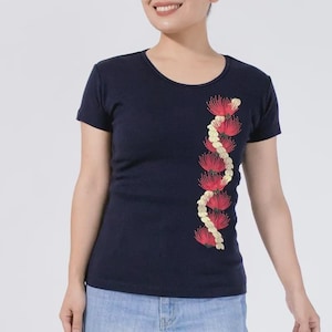 Hula Tanz T-shirt – “Uluwehi Hawaii” | Navy taillierte Damen Top, 6.2 Unzen gerippte Baumwoll-Poly-Mischung | Lehua und Pikake Design