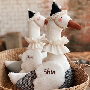 Muñeco de ganso de peluche personalizado: nombre bordado, decoración vintage para habitación infantil