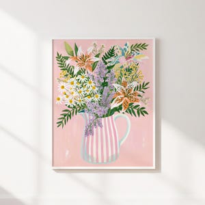 Pu&ograve; includere: Una stampa artistica incorniciata con una colorata composizione floreale in una brocca a righe. Il bouquet include gigli, margherite e lavanda, su uno sfondo rosa tenue. La brocca ha strisce rosa e bianche.