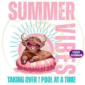 Op de afbeelding: Een digitale afbeelding van een bruine Highland-koe met een roze zonnebril, drijvend op een roze zwemband. De tekst "Summer Vibes" en "Taking Over 1 Pool At A Time" is in roze en turquoise.