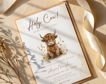 Könnte beinhalten: Eine rechteckige Einladungskarte für eine Babyparty mit einer Illustration eines braunen Hochlandrindes, Weizenähren und dem Text Holy Cow! We're having a baby! Join us for a baby shower honoring Abigail Vaughn, 10. November, 14:00-17:00 Uhr.