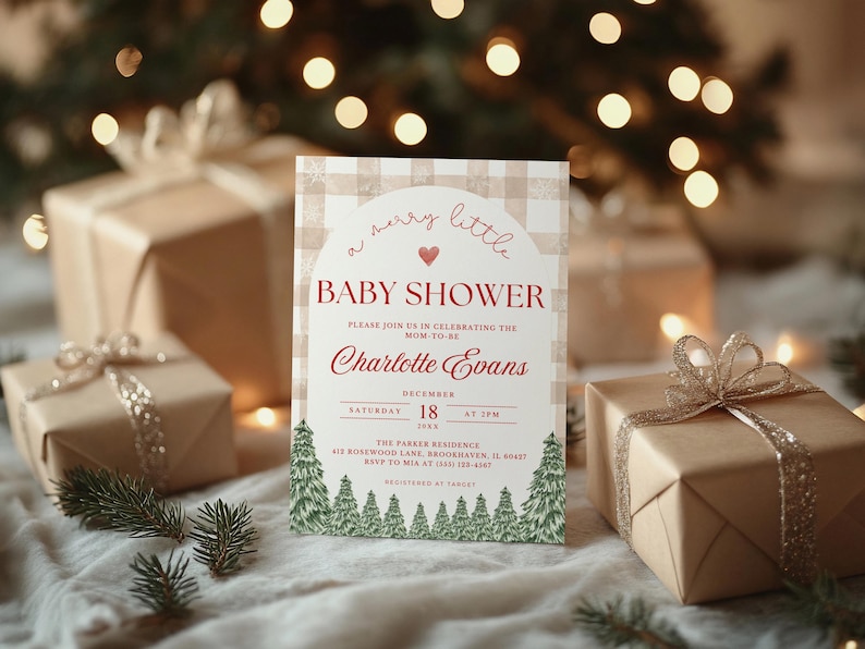 K&ouml;nnte beinhalten: Eine Babyparty-Einladung mit festlichem Design. Die Karte zeigt den Text "a merry little BABY SHOWER" in roter Schrift, zusammen mit dem Namen "Charlotte Evans" und Veranstaltungsdetails. Die Einladung ist von verpackten Geschenken und Gr&uuml;n umgeben.