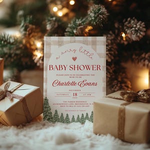 K&ouml;nnte beinhalten: Eine Babyparty-Einladung mit dem Text "a merry little BABY SHOWER" in roter Schrift. Die Einladung ist von verpackten Geschenken und einem Weihnachtsbaum umgeben. Die Einladung enth&auml;lt den Namen "Charlotte Evans" und das Datum "18. Dezember".