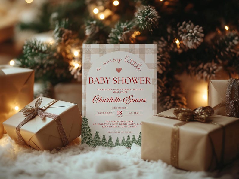 K&ouml;nnte beinhalten: Eine Babyparty-Einladung mit dem Text "a merry little BABY SHOWER" in roter Schrift. Die Einladung ist von verpackten Geschenken und einem Weihnachtsbaum umgeben. Die Einladung enth&auml;lt den Namen "Charlotte Evans" und das Datum "18. Dezember".