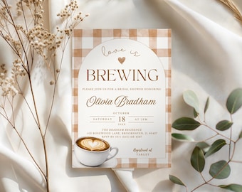 Modello di invito per addio al nubilato Love Is Brewing Coffee, invito modificabile per addio al nubilato a tema caffè, invito stampabile per addio al nubilato autunnale con motivo a quadretti rustici