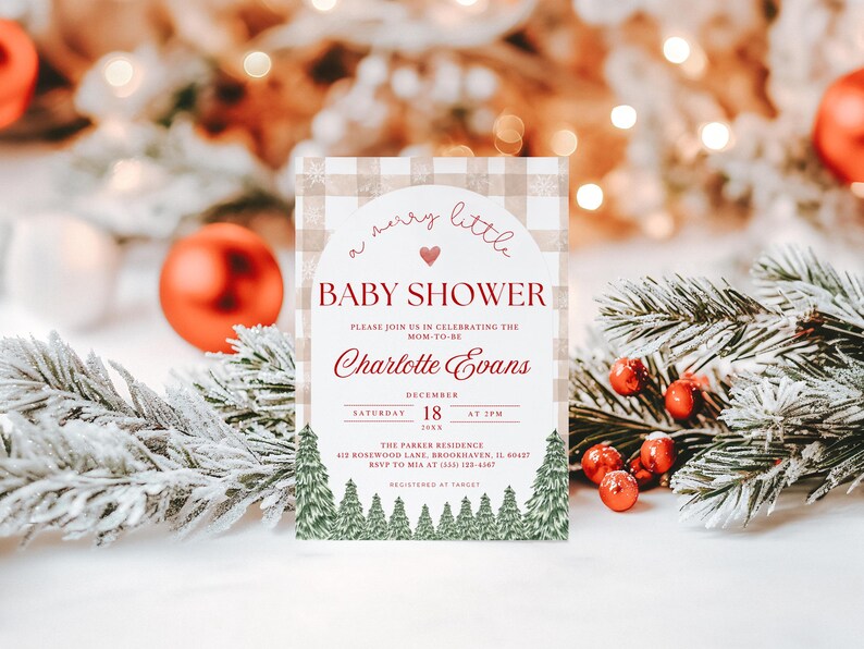 K&ouml;nnte beinhalten: Eine Babyparty-Einladung mit weihnachtlichem Thema. Die Einladung zeigt den Text "a merry little BABY SHOWER" in roter Schrift, zusammen mit dem Namen "Charlotte Evans". Die Einladung ist mit einem Karomuster und immergr&uuml;nen B&auml;umen verziert.