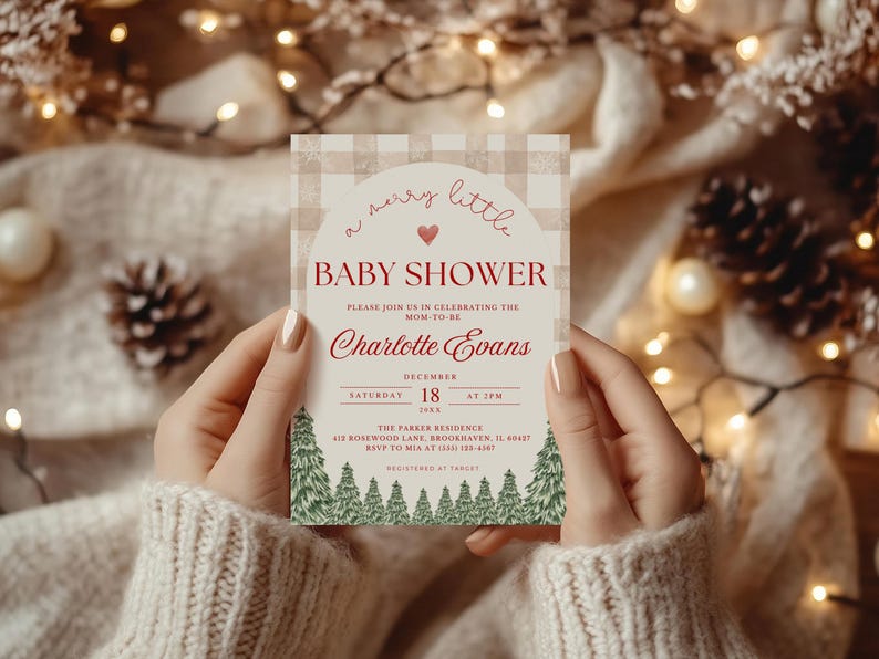 K&ouml;nnte beinhalten: Eine Babyparty-Einladung mit beigem Karomuster und festlichem Design. Die Einladung enth&auml;lt den Text "a merry little BABY SHOWER" in Rot, zusammen mit dem Namen "Charlotte Evans" und Veranstaltungsdetails. Der untere Rand hat gr&uuml;ne Kiefern.