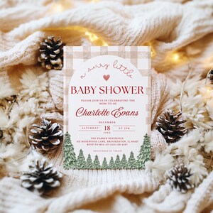 K&ouml;nnte beinhalten: Eine Babyparty-Einladung mit festlichem Design. Die Einladung zeigt den Text "a merry little BABY SHOWER" in Rot, zusammen mit dem Namen "Charlotte Evans". Das Datum ist der 18. Dezember. Die Einladung ist von Tannenzapfen und dekorativen Elementen umgeben.