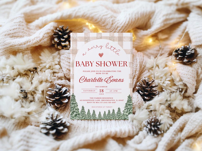 K&ouml;nnte beinhalten: Eine Babyparty-Einladung mit festlichem Design. Die Einladung zeigt den Text "a merry little BABY SHOWER" in Rot, zusammen mit dem Namen "Charlotte Evans". Das Datum ist der 18. Dezember. Die Einladung ist von Tannenzapfen und dekorativen Elementen umgeben.