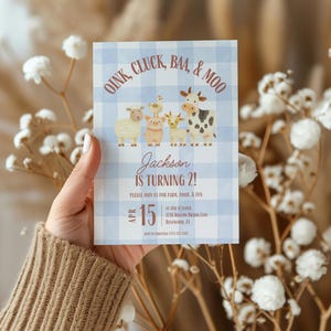 K&ouml;nnte beinhalten: Eine Geburtstagseinladung zum Thema Bauernhof mit blau-wei&szlig;em Vichy-Hintergrund. Die Einladung zeigt Illustrationen von Hoftieren und den Text "OINK, CLUCK, BAA, & MOO". Die Einladung lautet "Jackson wird 2!" und enth&auml;lt das Datum 15. April.