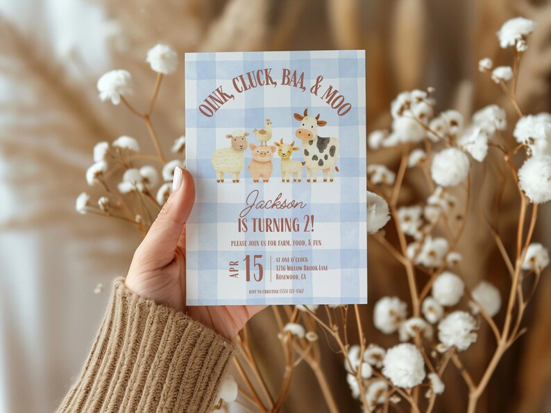 K&ouml;nnte beinhalten: Eine Geburtstagseinladung zum Thema Bauernhof mit blau-wei&szlig;em Vichy-Hintergrund. Die Einladung zeigt Illustrationen von Hoftieren und den Text "OINK, CLUCK, BAA, & MOO". Die Einladung lautet "Jackson wird 2!" und enth&auml;lt das Datum 15. April.