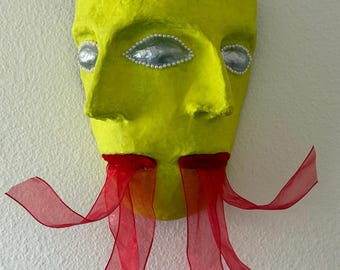 Máscara de papel maché hecha a mano