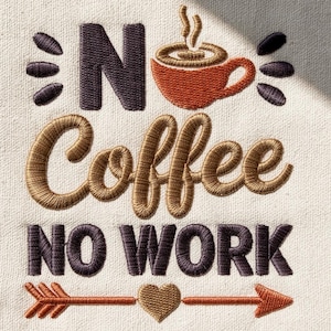 Może przedstawiać: Haft na kremowej tkaninie. Tekst "No Coffee No Work" jest w brązowej i fioletowej nici. Filiżanka kawy i strzałka są również wyhaftowane w odcieniach brązu i pomarańczy.